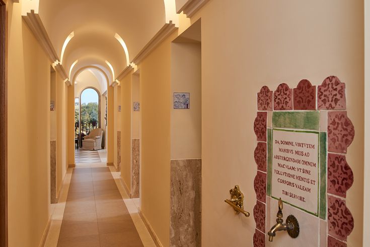 Pasillo galería de altares